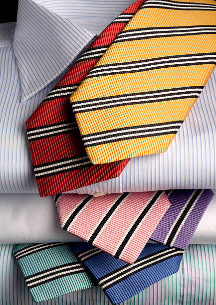 Pacote de listra camisas com gravata - foto de acervo