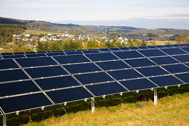 granja de energía solar en el campo - eos5d fotografías e imágenes de stock