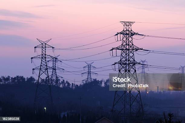 Hochspannungsmastxl Stockfoto und mehr Bilder von Nacht - Nacht, Hochspannungsmast, Sonnenenergie