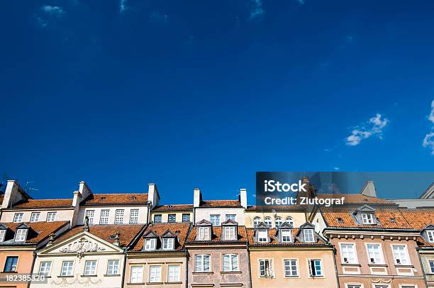 Dachy Starego Miasta W Warszawie - zdjęcia stockowe i więcej obrazów Bez ludzi - Bez ludzi, Chmura, Dach
