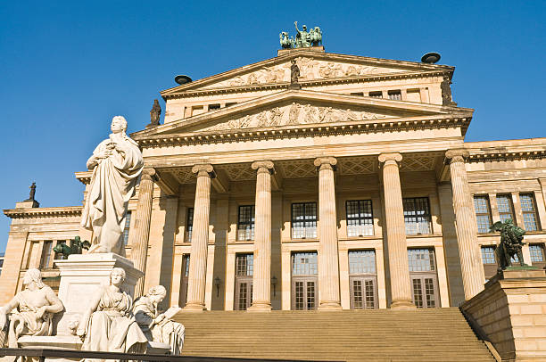 el histórico gendarmenmarkt sala de conciertos konzerthaus berlin collonade pasos estatuas entrada, alemania - berlin germany gendarmenmarkt schauspielhaus germany fotografías e imágenes de stock