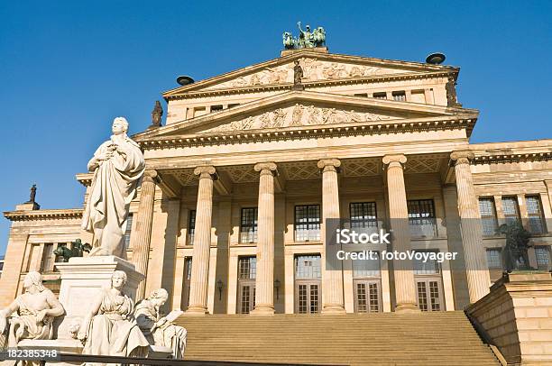 El Histórico Gendarmenmarkt Sala De Conciertos Konzerthaus Berlin Collonade Pasos Estatuas Entrada Alemania Foto de stock y más banco de imágenes de Berlín