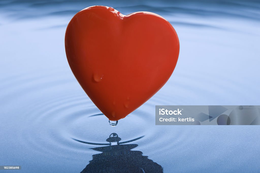 Rosso cuore sopra blu acqua - Foto stock royalty-free di Acqua