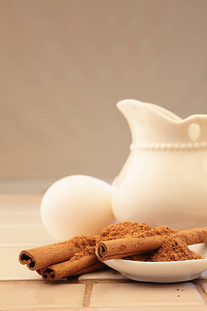 Elegante ingredientes ponche de huevo - foto de stock