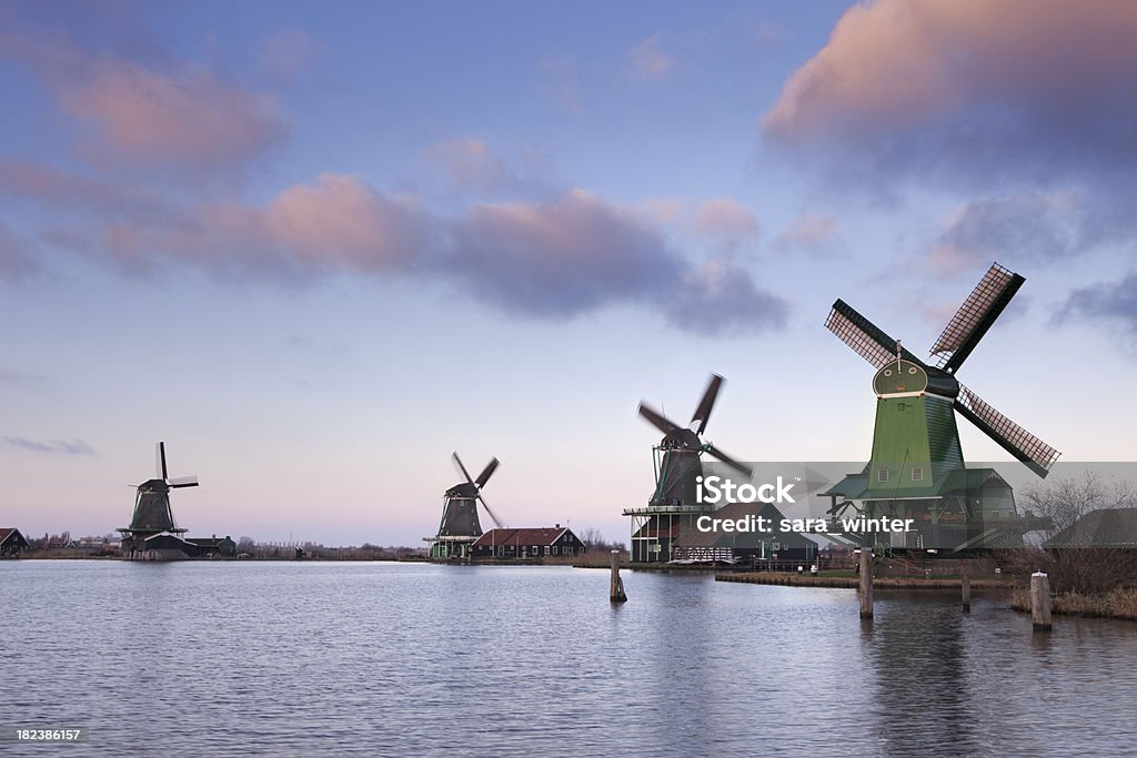 Cucina tradizionale olandese di mulini a vento di Zaanse Schans in Alba, Paesi Bassi - Foto stock royalty-free di Acqua