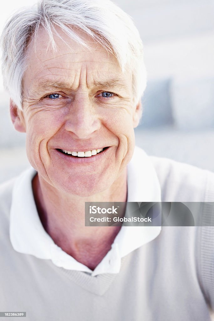 Старший мужчина улыбка - Стоковые фото 60-64 года роялти-фри