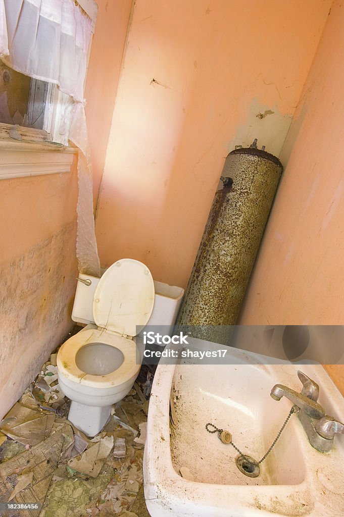Dirty orange baño - Foto de stock de Abandonado libre de derechos