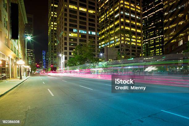 Cena Noturna De Cidade De Calgary - Fotografias de stock e mais imagens de Alberta - Alberta, Alfalto, Ao Ar Livre