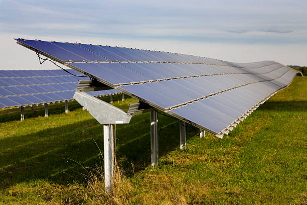 granja de energía solar en el campo - eos5d fotografías e imágenes de stock