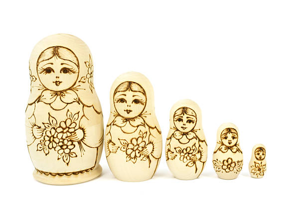 unpainted bonecas matryoshka - russian nesting doll scale russian culture large - fotografias e filmes do acervo