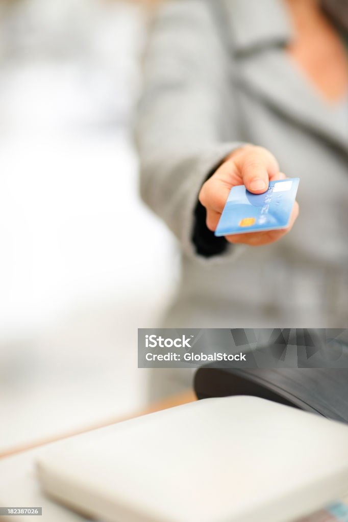 Seção mediana de uma mulher segurando o cartão de crédito - Foto de stock de Adulto royalty-free