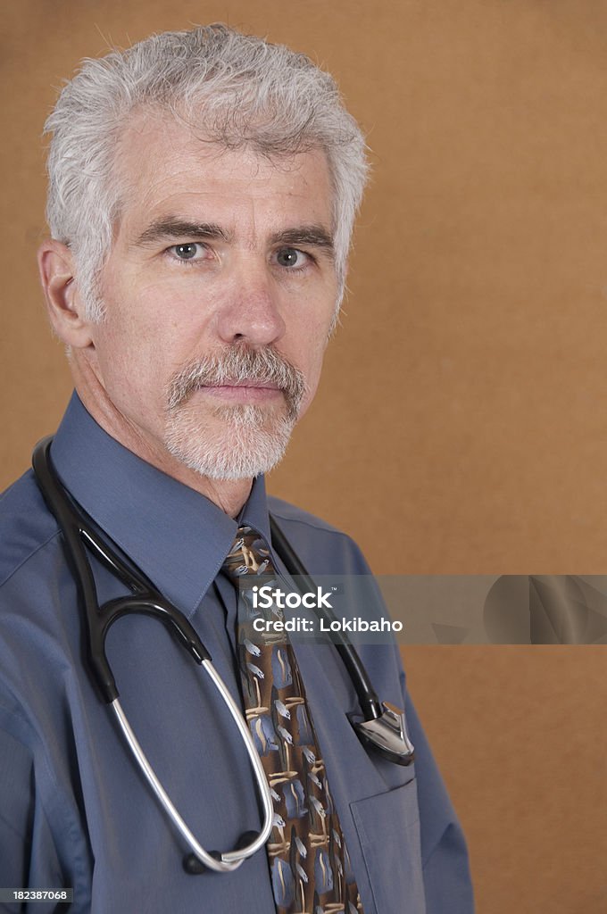 Ritratto di un medico - Foto stock royalty-free di Adulto