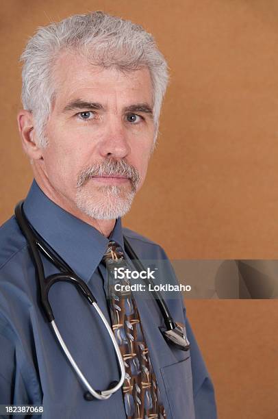 Foto de Retrato De Um Médico e mais fotos de stock de Adulto - Adulto, Adulto maduro, Cabelo Grisalho