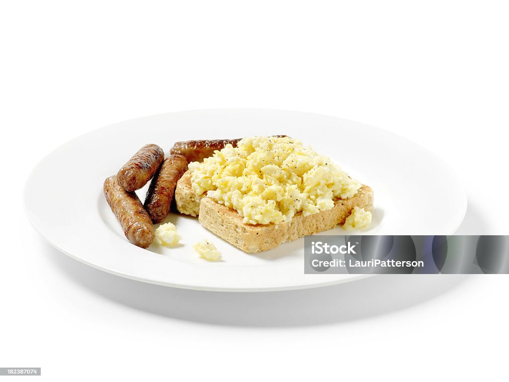 Scambled huevos con salchichas sobre tostadas - Foto de stock de Huevo revuelto libre de derechos