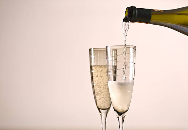 celebrazioni feste di capodanno champagne due bicchieri di successo - prosecco foto e immagini stock