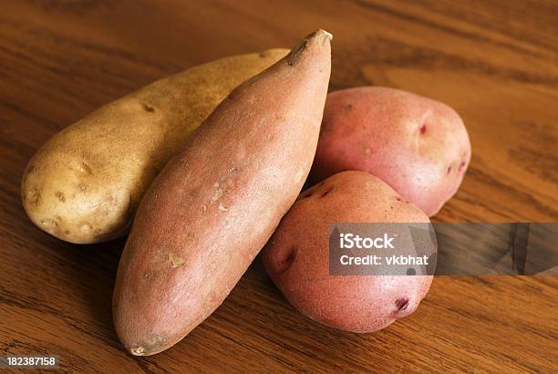 Foto de Batatas e mais fotos de stock de Alimentação Saudável - Alimentação Saudável, Batata - Tubérculo, Batata Doce