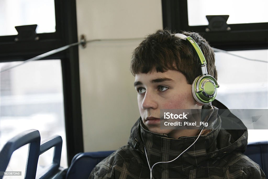 Teen paseos autobús de la ciudad - Foto de stock de Adolescencia libre de derechos