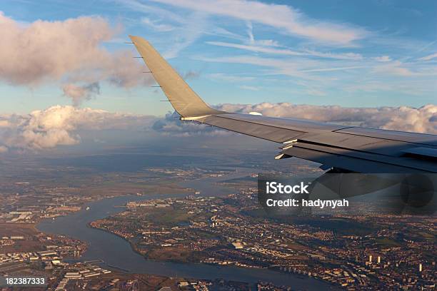 Ala Di Aeroplano E Lazzurro Del Cielo - Fotografie stock e altre immagini di A mezz'aria - A mezz'aria, Aereo di linea, Aereo privato