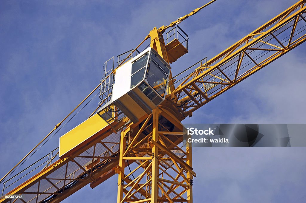 crane gelbe diagonal vor blauem Himmel auf Baustelle - Lizenzfrei Arbeiten Stock-Foto