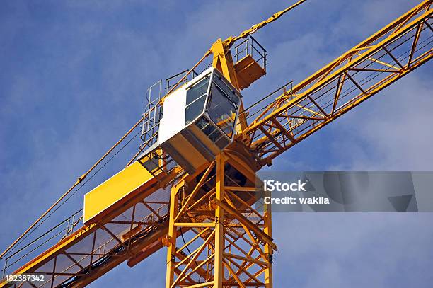 Crane Gelbe Diagonal Vor Blauem Himmel Auf Baustelle Stockfoto und mehr Bilder von Arbeiten