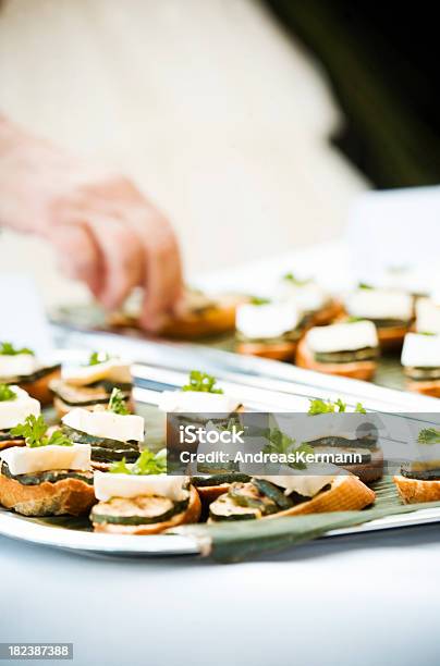 Köstliche Speisen An Einem Partybuffet Stockfoto und mehr Bilder von Nudelsalat - Nudelsalat, Antipasto, Bildkomposition und Technik
