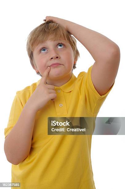 Pensar Niño De Foto de stock y más banco de imágenes de 8-9 años - 8-9 años, Amarillo - Color, Camiseta