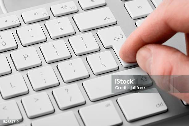 Finger Drücken Sie Die Eingabetaste Auf Der Tastatur Stockfoto und mehr Bilder von Computer