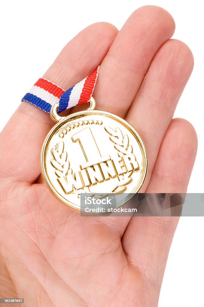 Ręka trzyma Złoty medal z taśmy - Zbiór zdjęć royalty-free (Białe tło)