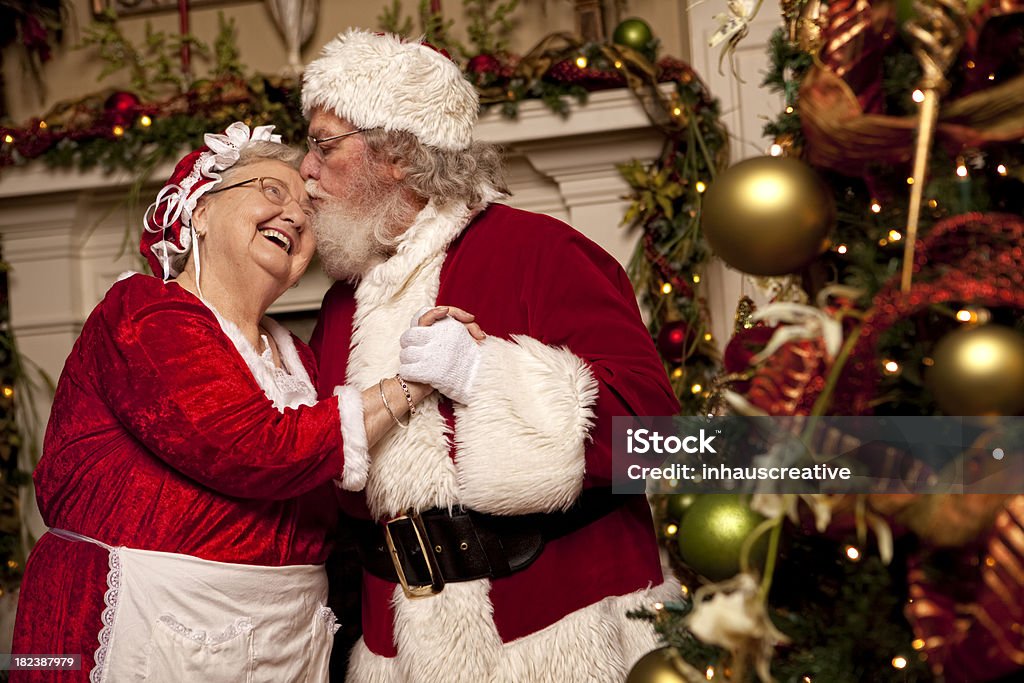 Des photos de vrais Santa danse avec la Mère Noël - Photo de Adulte libre de droits