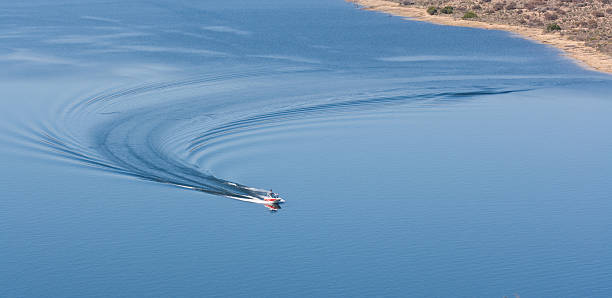 diversão de verão em um lago blue - waterskiing motorboating skiing water imagens e fotografias de stock