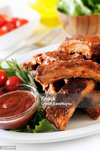 Pila De Las Costillas Foto de stock y más banco de imágenes de A la Parrilla - A la Parrilla, Alimento, Blanco - Color