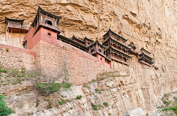 china colgar ruta de la seda de los antiguos templos datong budista santuario cliffs - confucian fotografías e imágenes de stock