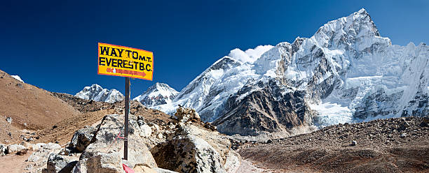 sposób na mount everest baza tabor - kala pattar zdjęcia i obrazy z banku zdjęć