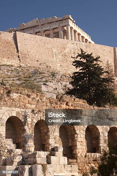 Von Stoa Eumenes Auf Die Akropolis Von Athen Stockfoto und mehr Bilder von Akropolis - Athen - Akropolis - Athen, Alt, Antike Kultur