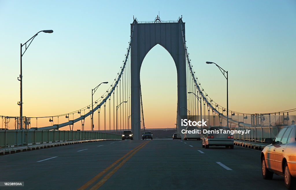 Conducir sobre el puente de Newport - Foto de stock de Puente Claiborne Pell libre de derechos