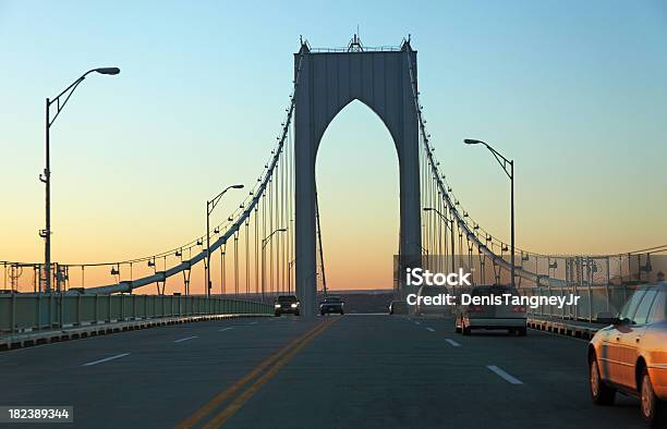 Conducir Sobre El Puente De Newport Foto de stock y más banco de imágenes de Puente Claiborne Pell - Puente Claiborne Pell, Puente - Estructura creada por humanos, Rhode Island