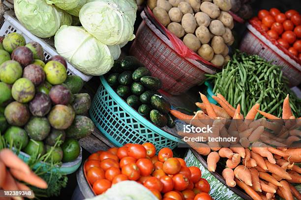 Colorido Vegetales Foto de stock y más banco de imágenes de Agricultura - Agricultura, Aire libre, Alimento