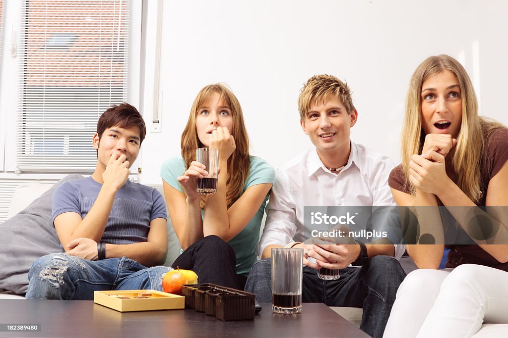 Freunde haben eine kleine party wie zu Hause fühlen. - Lizenzfrei Asiatischer und Indischer Abstammung Stock-Foto