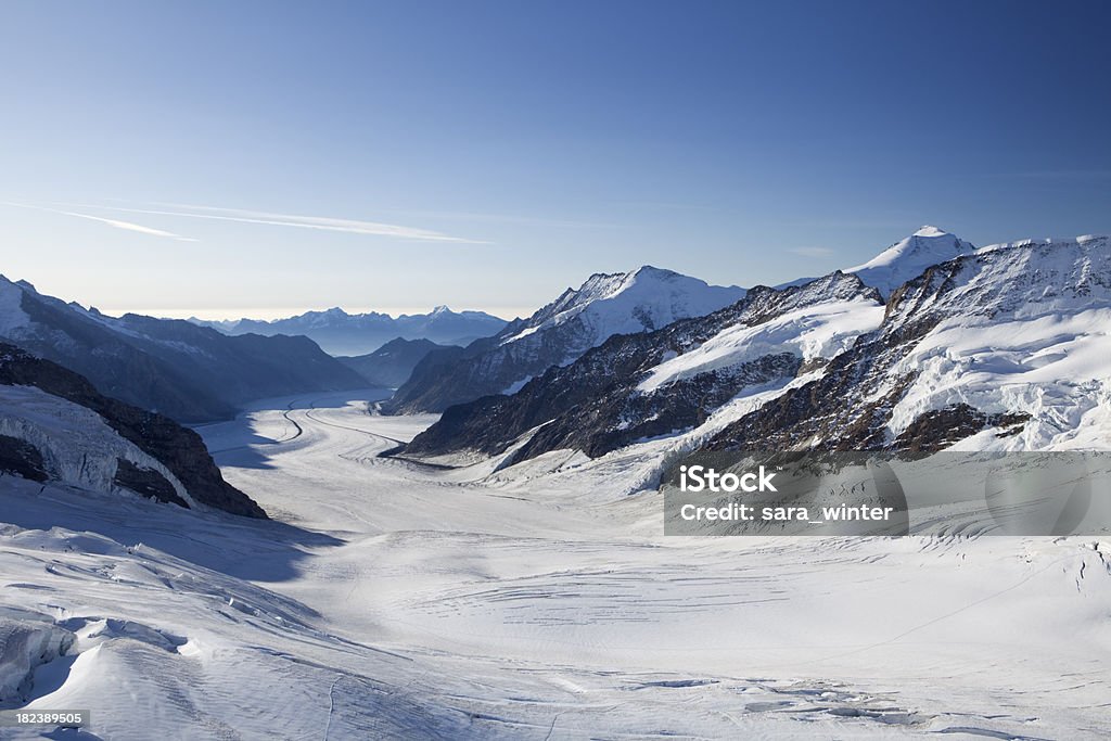 Ghiacciaio dell'Aletsch nella luce del primo mattino di Jungfraujoch in Svizzera - Foto stock royalty-free di Ghiacciaio dell'Aletsch