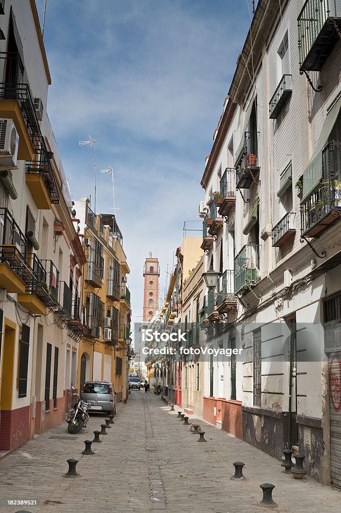 España tranquila cobbles en la calle lateral persianas estuco villas naranjas andalucía - Foto de stock de Sevilla libre de derechos