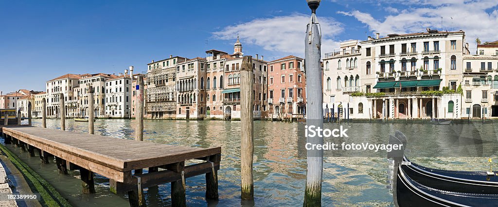 Wenecja realizować za pomocą gondol i Grand Canal palazzo molo panorama Włochy - Zbiór zdjęć royalty-free (Wenecja - Włochy)