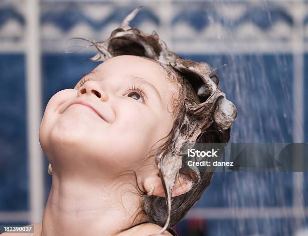 Photo libre de droit de La Salle De Bains banque d'images et plus d'images libres de droit de Douche - Douche, Enfant, Cheveux