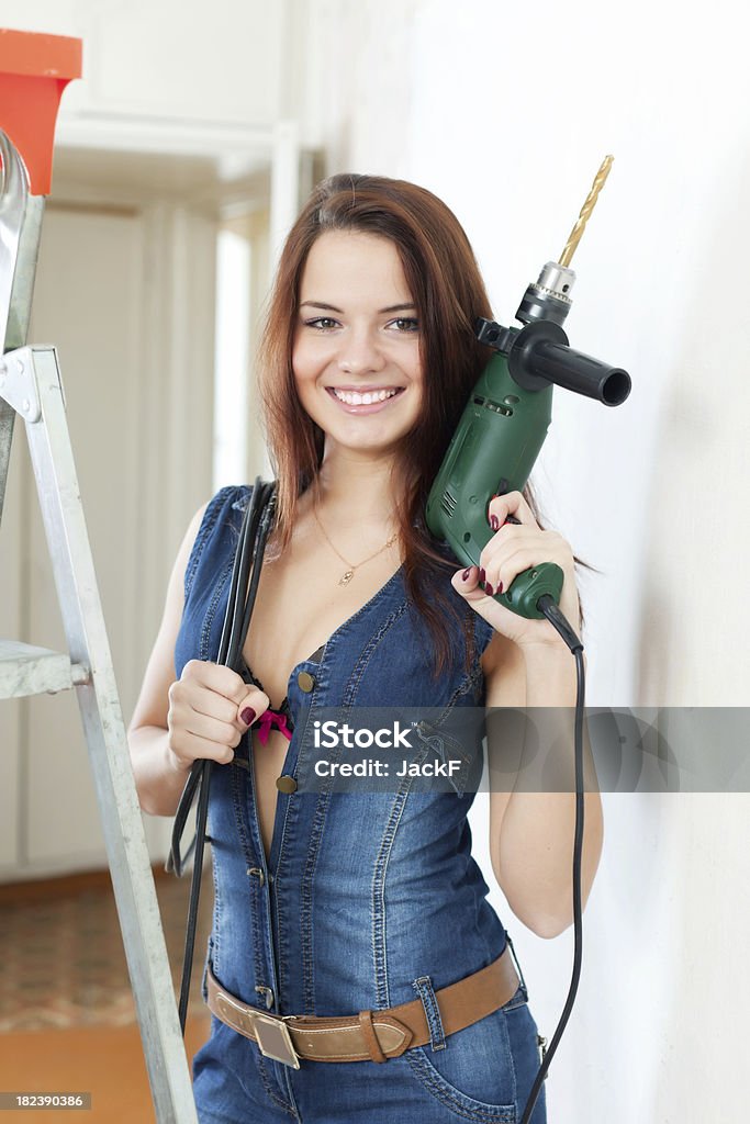 Sexy chica en pantalones con peto con broca - Foto de stock de Mujer seductora libre de derechos