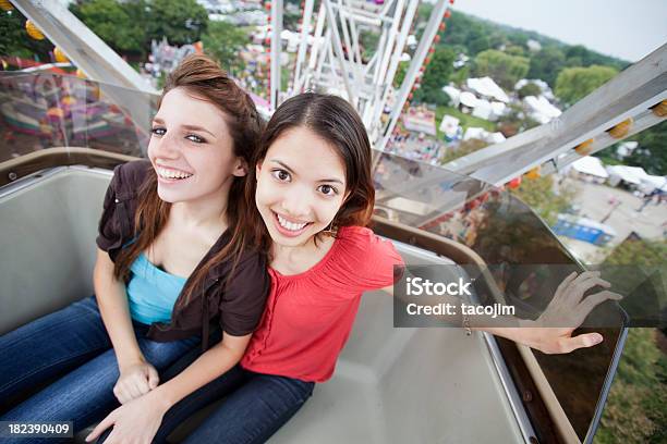 Meninas Em Uma Rodagigante - Fotografias de stock e mais imagens de Chicago - Illinois - Chicago - Illinois, Parque de Diversões - Edifício de Entretenimento, Amizade feminina