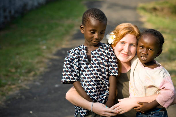 jeunes avec enfants africains missionnaire - adoption early teens teenager family photos et images de collection