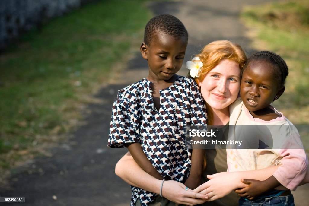 Jovem Missionário com crianças africanas - Royalty-free Missionário Foto de stock