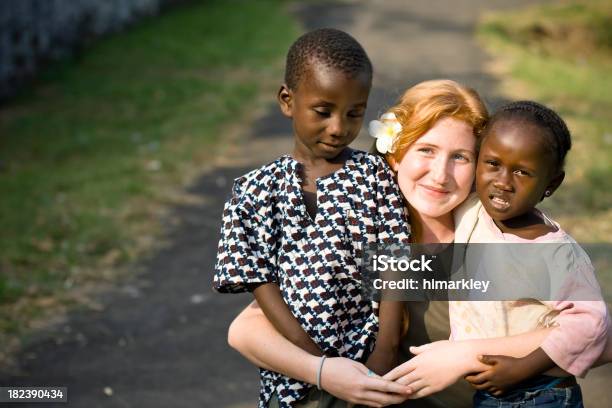 Jovem Missionário Com Crianças Africanas - Fotografias de stock e mais imagens de Missionário - Missionário, Adolescente, Cristianismo