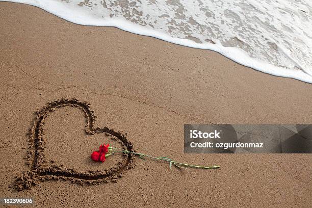 Símbolo Do Coração E Cravo - Fotografias de stock e mais imagens de Amor - Amor, Ao Ar Livre, Areia