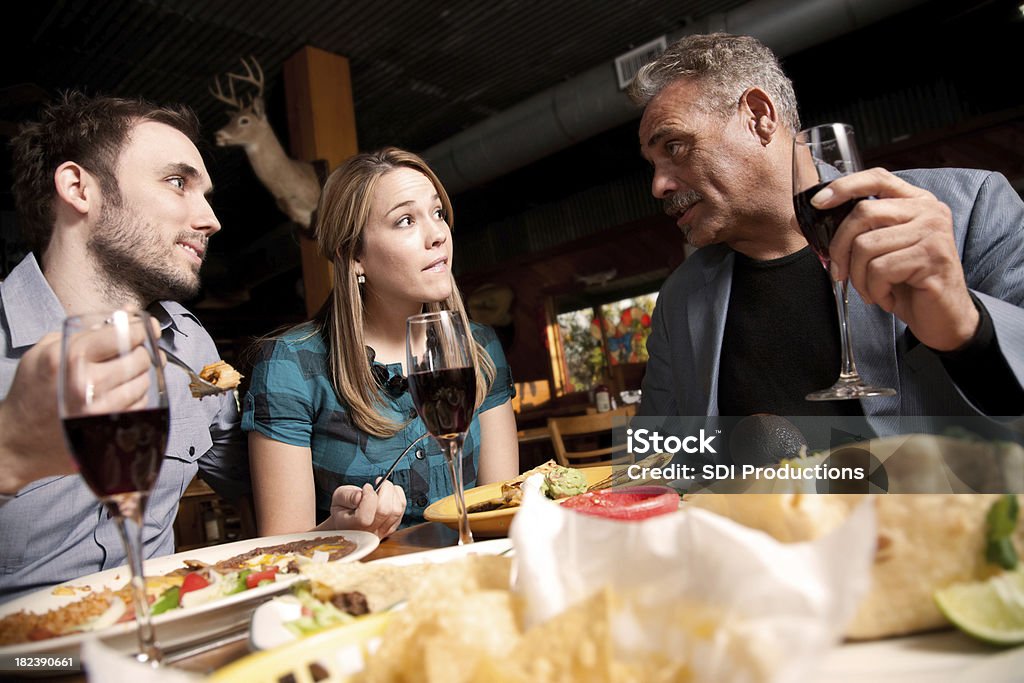 Freunde auf mexikanische Küche Restaurant Essen Abendessen zusammen - Lizenzfrei Aktiver Senior Stock-Foto