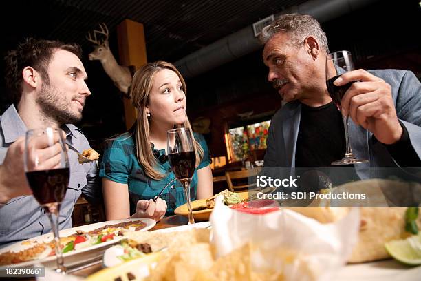 Freunde Auf Mexikanische Küche Restaurant Essen Abendessen Zusammen Stockfoto und mehr Bilder von Aktiver Senior